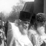 На Ольшанском кладбище в Праге с архимандритом Иннокентием. Примерно 1946–1947 годы.
